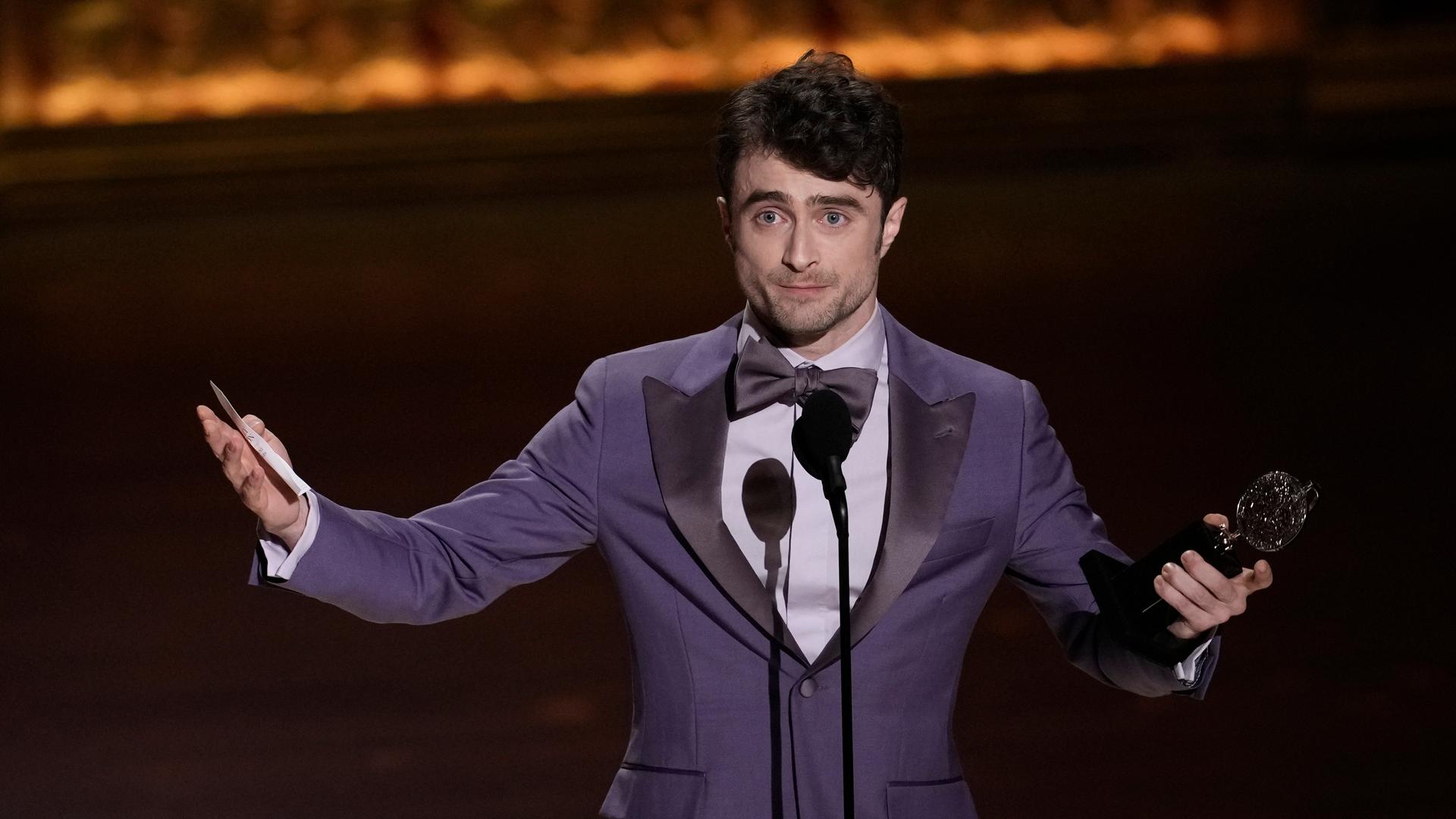 Daniel Radcliffe nimmt den Preis für die beste Leistung eines Schauspielers in einer Hauptrolle in einem Musical für "Merrily We Roll Along" während der 77. Tony Awards entgegen.
