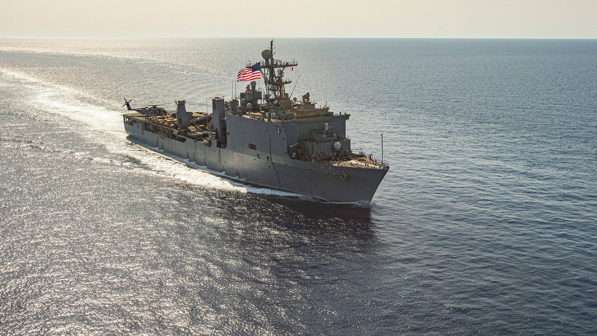 Das US-Militärschiff USS Carter Hall im Roten Meer.