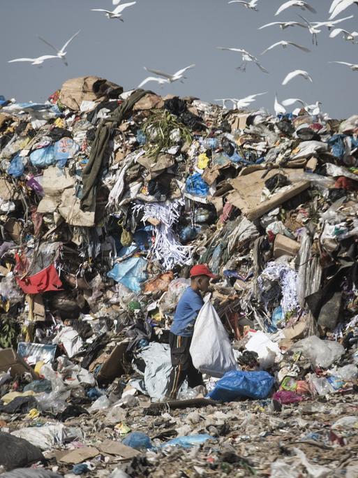 Ein Mann sammelt in einem riesigen Müllberg Kunststoffe und Metalle in Gaza-Stadt. 