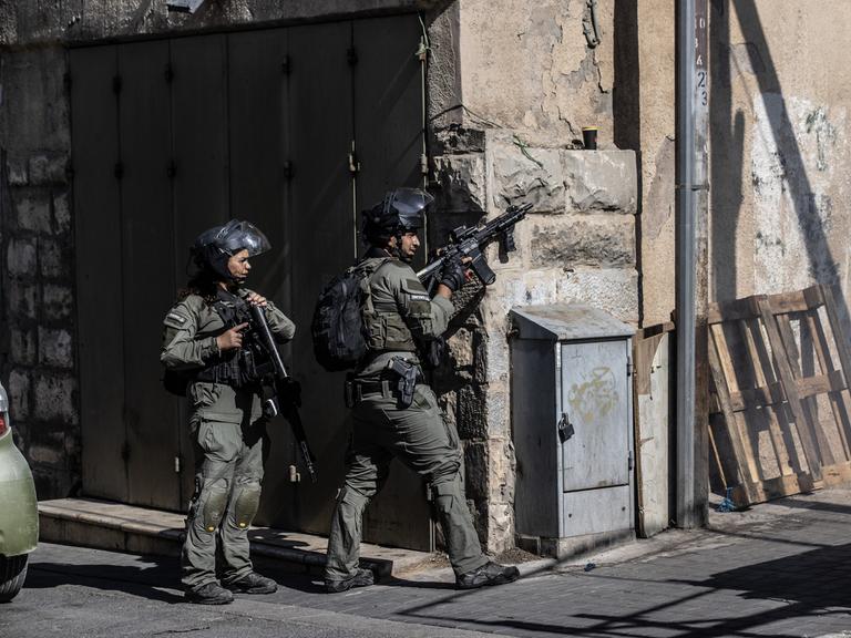Das Bild zeigt zwei israelische Soldaten an einer Häuserecke
