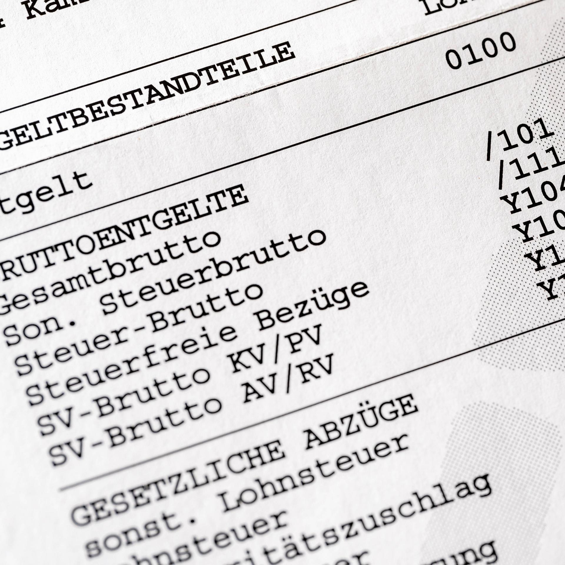 Der Ausschnitt einer Lohnabrechnung für einen Arbeitnehmer führt unter anderem Kranken-, Pflege-, Arbeislosen- und Rentenversicherung auf.