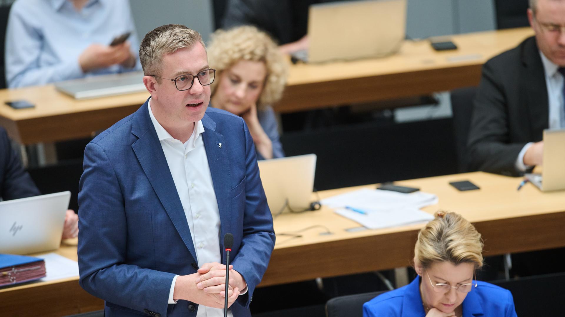 Stefan Evers (CDU), Senator für Finanzen, spricht im Abgeordnetenhaus während der Fragestunde.