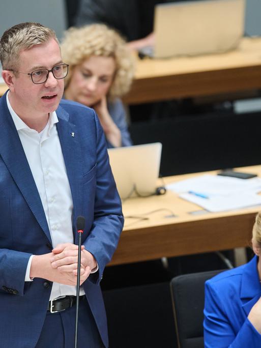 Stefan Evers (CDU), Senator für Finanzen, spricht im Abgeordnetenhaus während der Fragestunde.