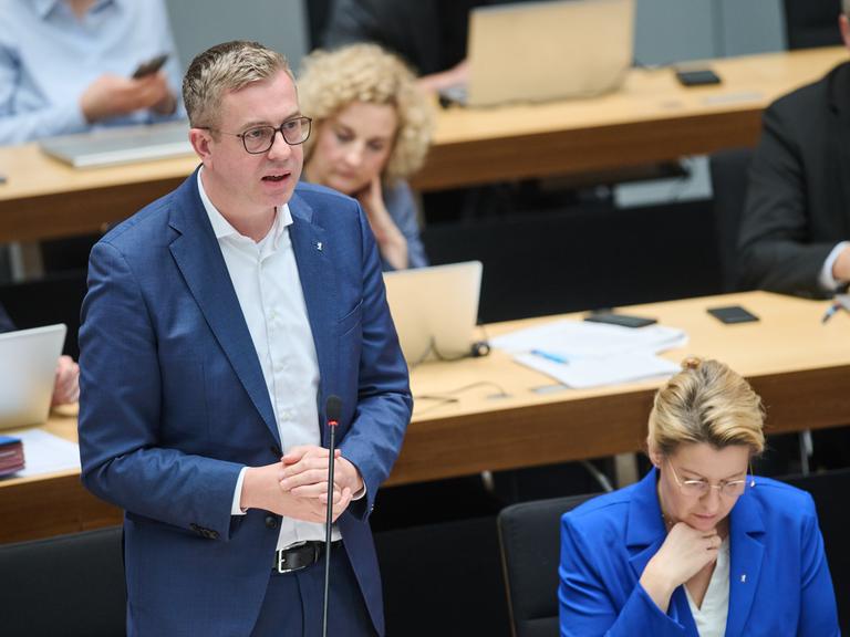 Stefan Evers (CDU), Senator für Finanzen, spricht im Abgeordnetenhaus während der Fragestunde.