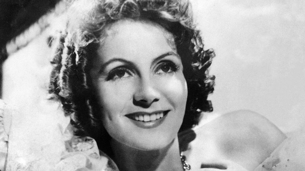 Undatiertes Porträt der in Schweden geborenen amerikanischen Schauspielerin Greta Garbo (1905–1990), wo sie in Erfolgsfilmen wie „Anna Karenina“ (1935) und „Ninotchka“ (1939) die Hauptrolle spielte. Undatiertes Porträt der in Schweden geborenen amerikanischen Schauspielerin Greta Garbo (1905–1990), wo sie in Erfolgsfilmen wie „Anna Karenina“ (1935) und „Ninotchka“ (1939) die Hauptrolle spielte.