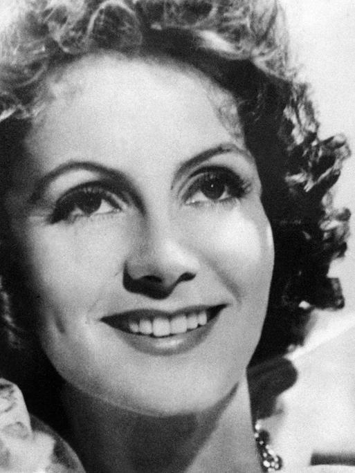 Undatiertes Porträt der in Schweden geborenen amerikanischen Schauspielerin Greta Garbo (1905–1990), wo sie in Erfolgsfilmen wie „Anna Karenina“ (1935) und „Ninotchka“ (1939) die Hauptrolle spielte. 