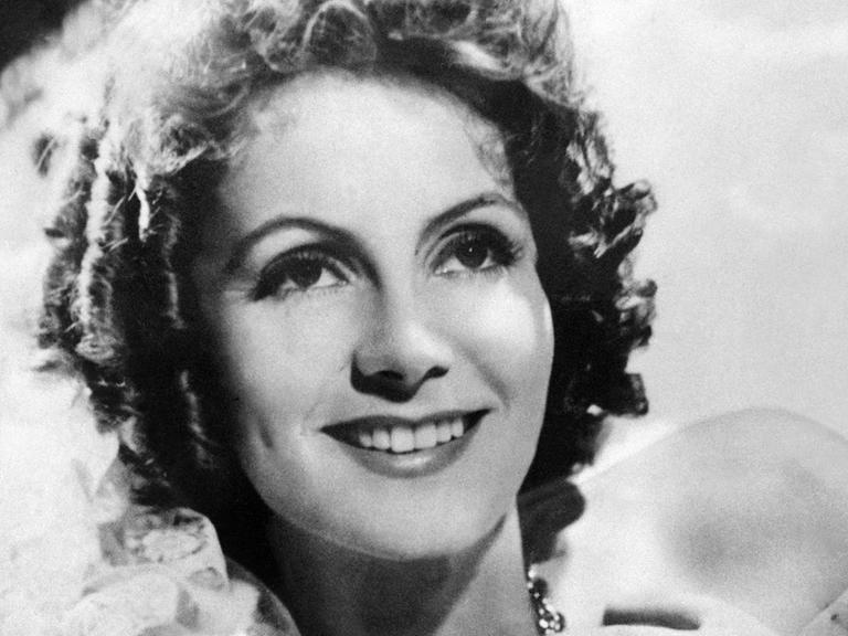 Undatiertes Porträt der in Schweden geborenen amerikanischen Schauspielerin Greta Garbo (1905–1990), wo sie in Erfolgsfilmen wie „Anna Karenina“ (1935) und „Ninotchka“ (1939) die Hauptrolle spielte. 