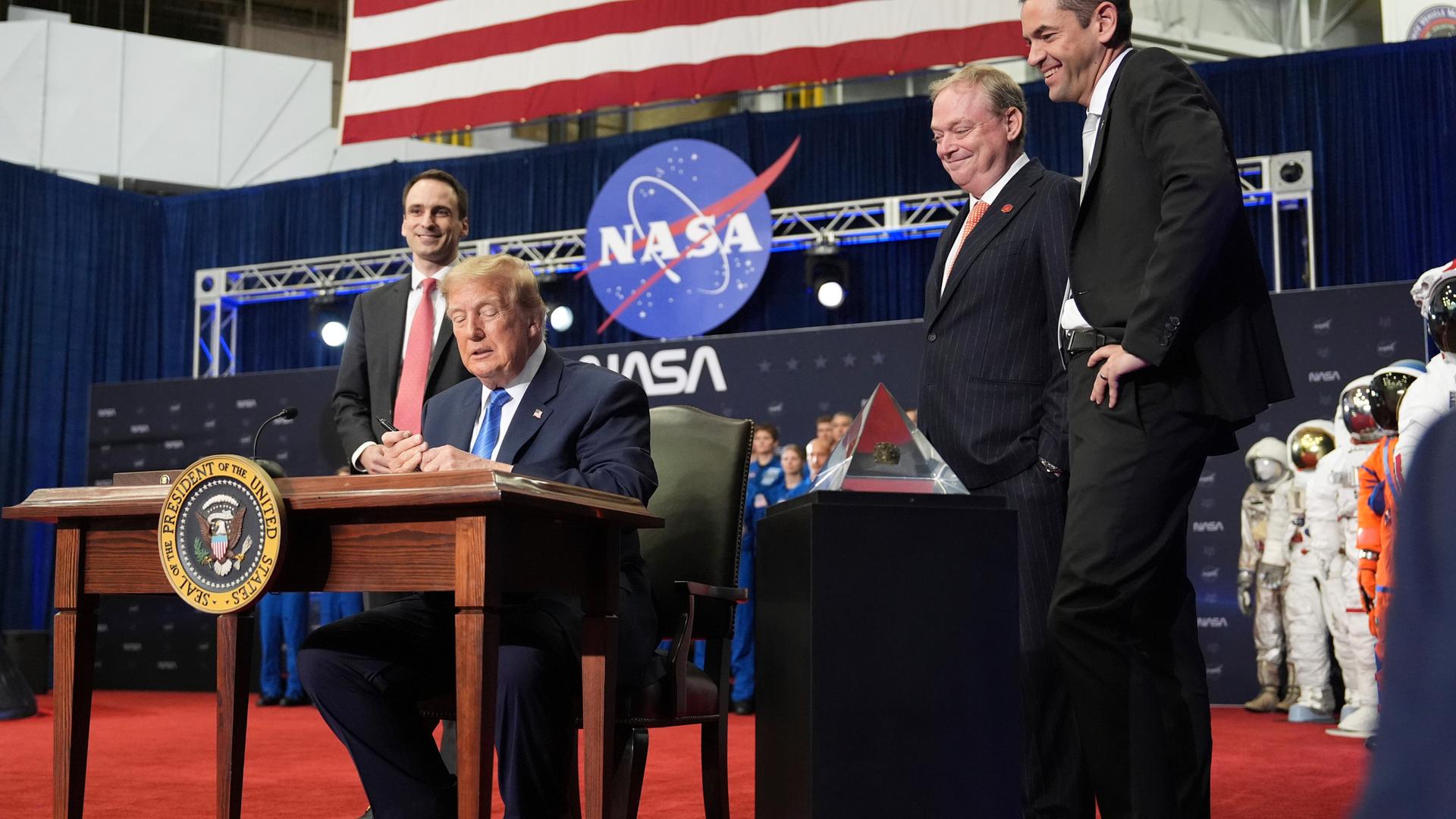 Donald Trump unterzeichnet ein Schriftstück. Darin wird die Gründung einer US Weltraum-Akademie angeordnet. Donald Trump unterzeichnet ein Schriftstück. Darin wird die Gründung einer US Weltraum-Akademie angeordnet.