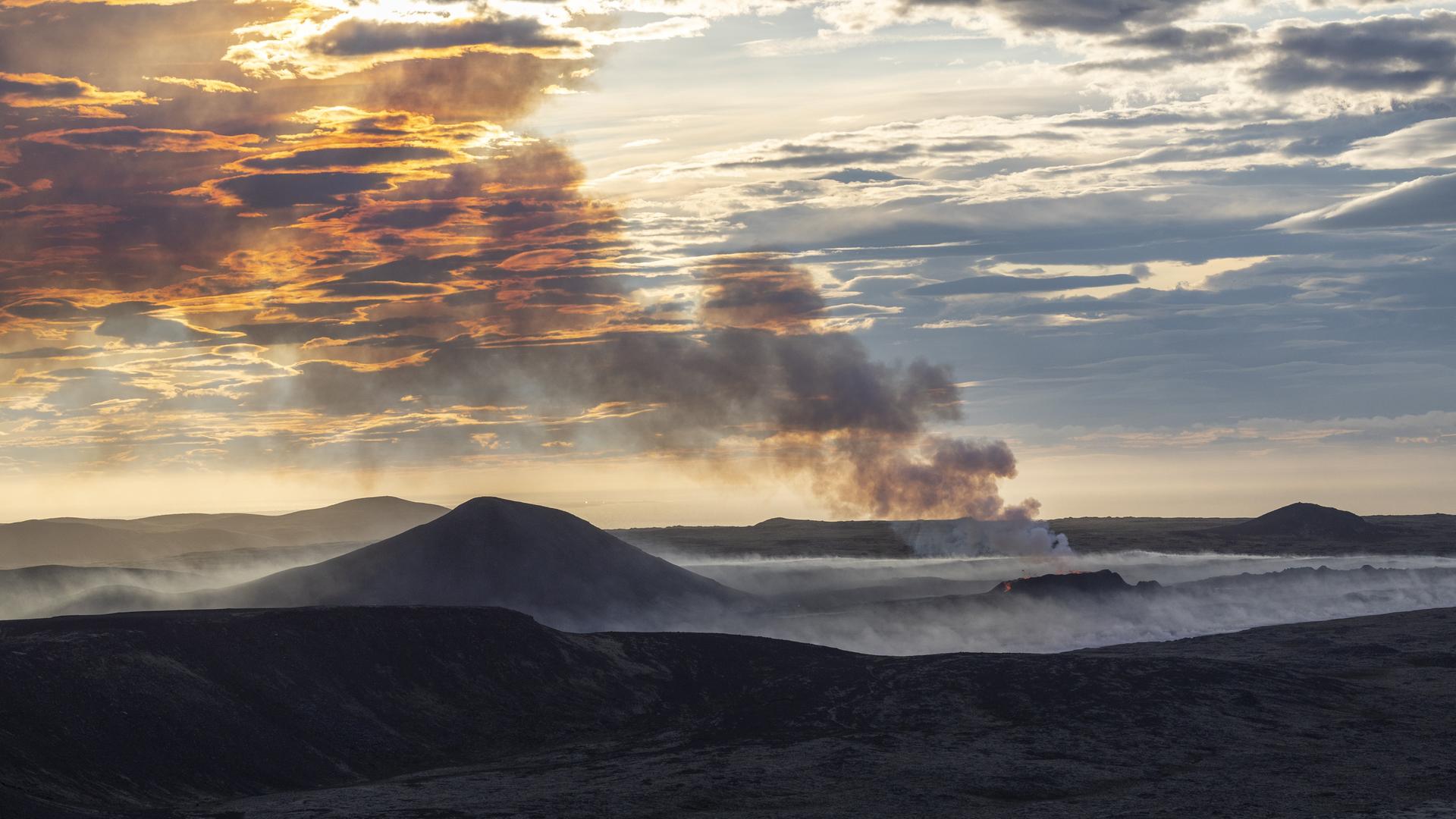 Rauch steigt nach einem Ausbruch des Vulkans Fagradalsfjall in der Nähe von Reykjavic im Juli 2023 auf.