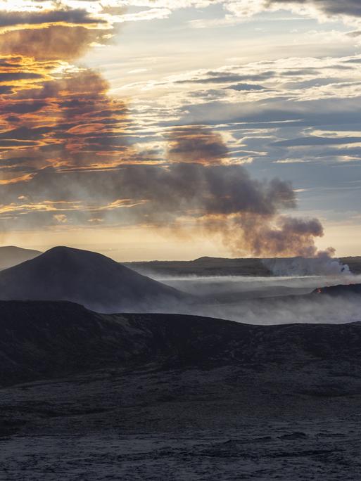 Rauch steigt nach einem Ausbruch des Vulkans Fagradalsfjall in der Nähe von Reykjavic im Juli 2023 auf.