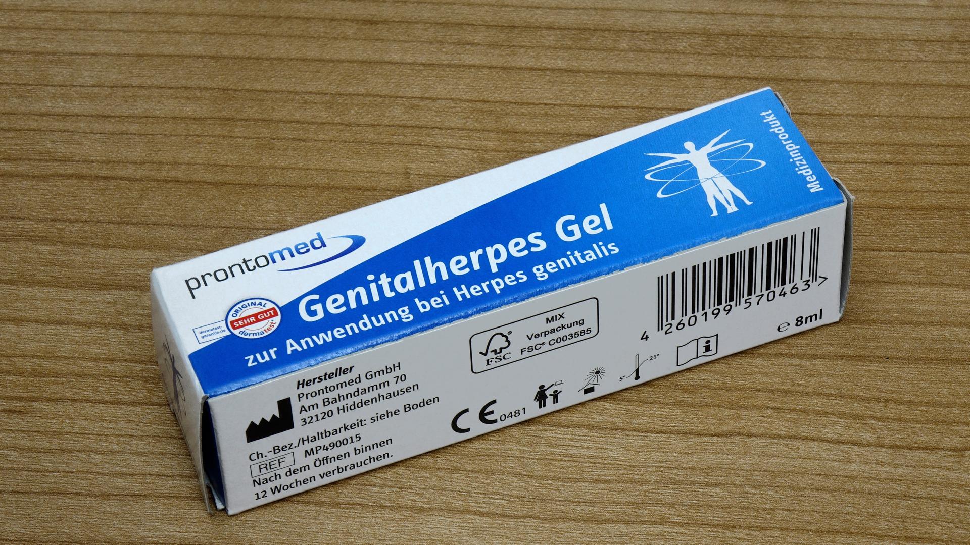 Eine Schachtel mit Genitalherpes Gel liegt auf einem Tisch.