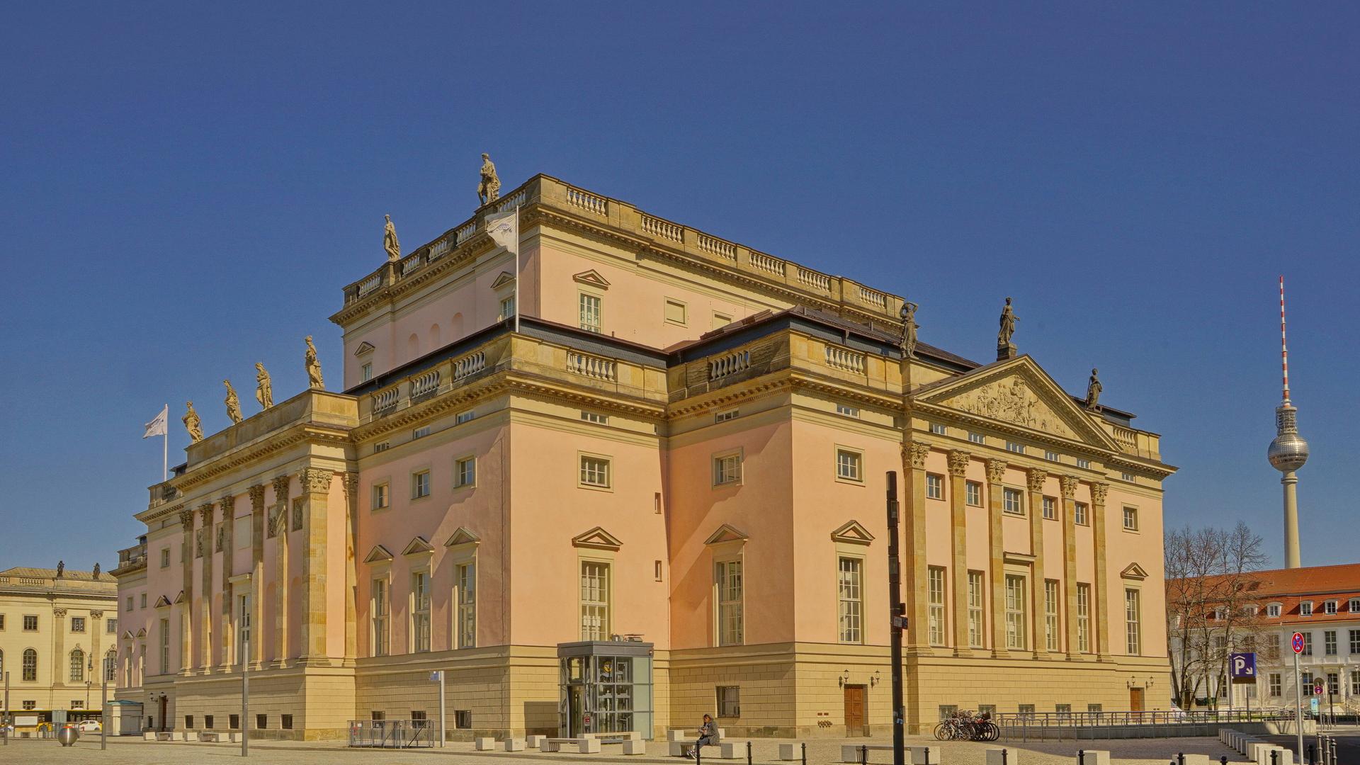 Das Gebäude der Deutschen Staatsoper Unter den Linden in Berlin von außen.