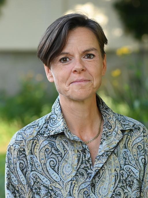 Die Autorin Antje Rávik Strubel befindet sich beim 10. Literaturfestival LIT:potsdam im Park der Villa Schöningen.