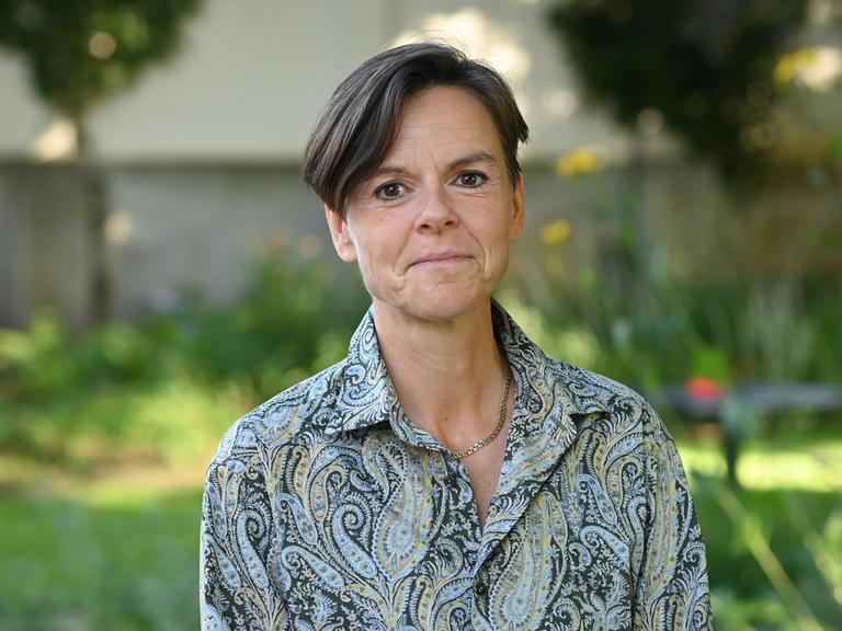 Die Autorin Antje Rávik Strubel befindet sich beim 10. Literaturfestival LIT:potsdam im Park der Villa Schöningen.