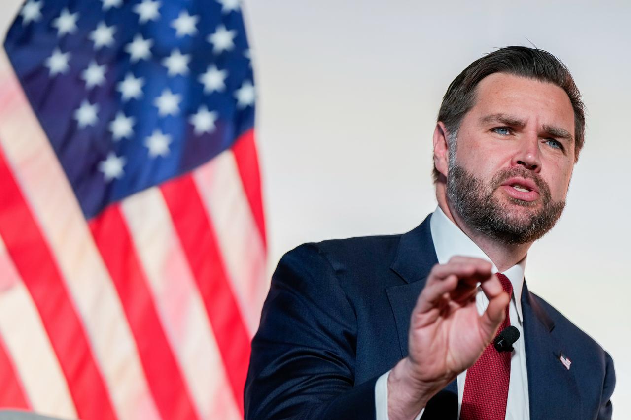 US-Vizepräsident JD Vance spricht; im Hintergrund die amerikanische Flagge