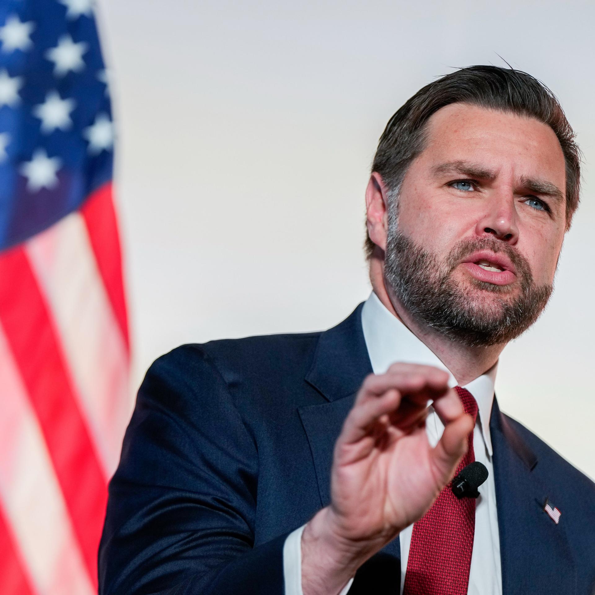 US-Vizepräsident JD Vance spricht vor einer amerikanischen Flagge.