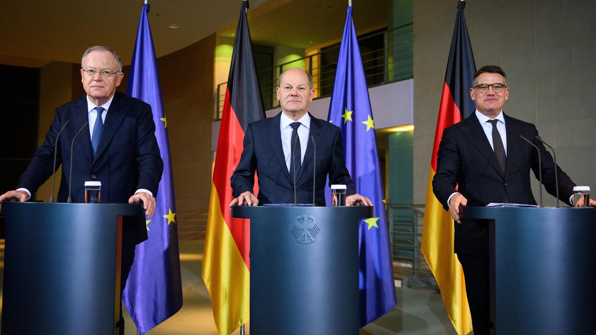 Bundeskanzler Olaf Scholz (M, SPD) äußert sich zusammen mit Boris Rhein (r, CDU), Ministerpräsident von Hessen, und Stephan Weil (l, SPD), Ministerpräsident von Niedersachsen.