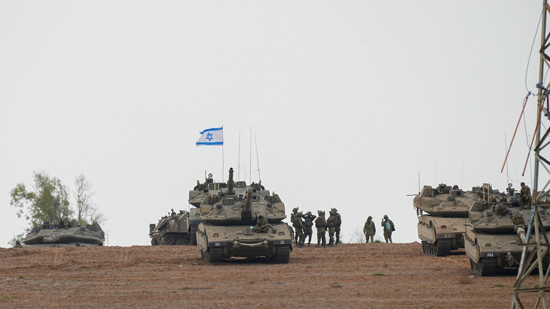 Israel, Gaza: Israelische Soldaten sind in der Nähe der Grenze zwischen Israel und dem Gazastreifen im Einsatz.