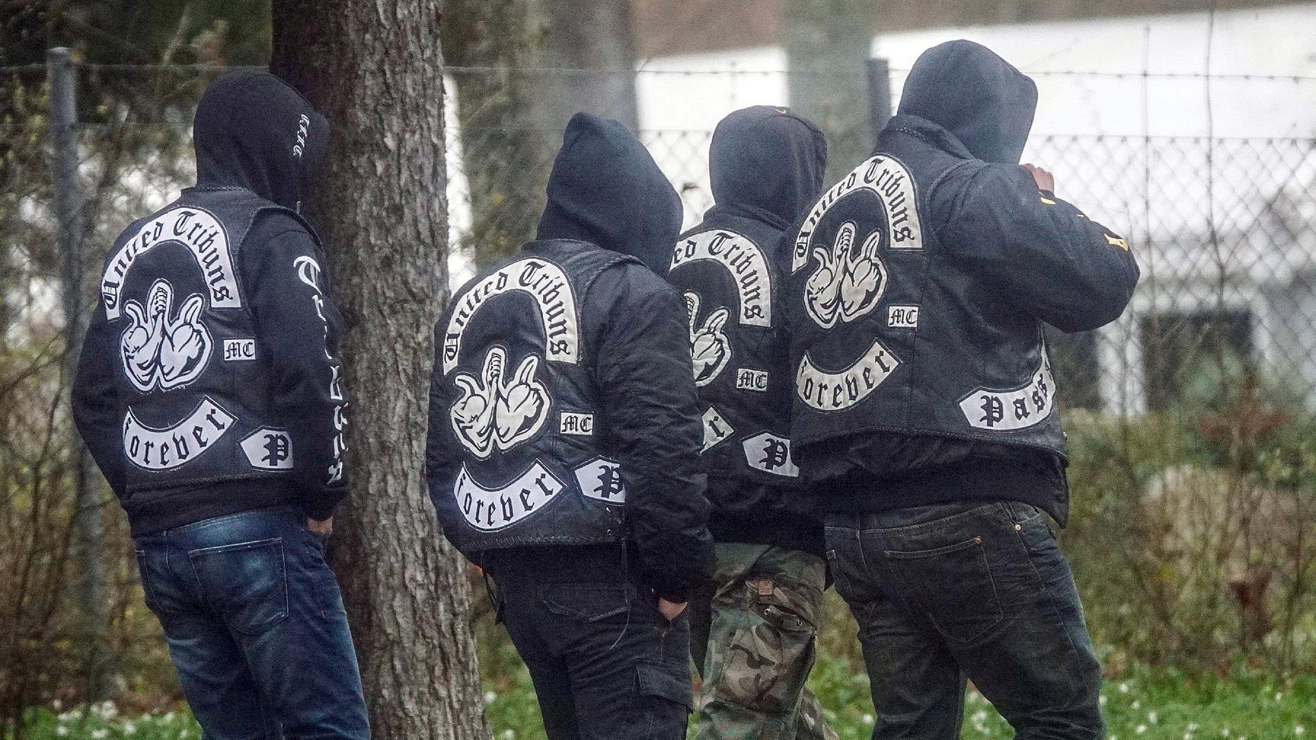 Baden-Württemberg, Heidenheim: Mitglieder der Rockervereinigung "United Tribuns". Sie sind von hinten-seitwärts zu sehen.