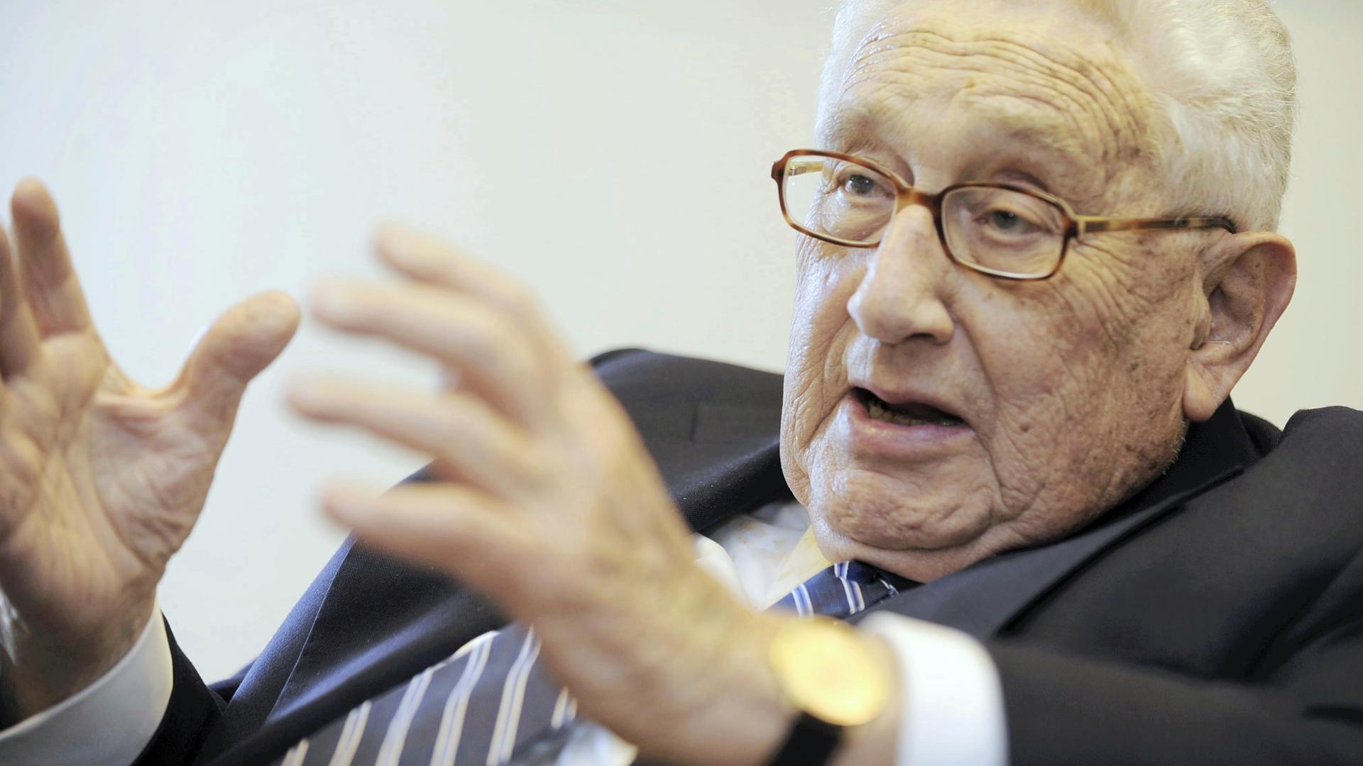 Der US-Diplomat und Politiker Henry Kissinger gestikulierend während eines Gesprächs.