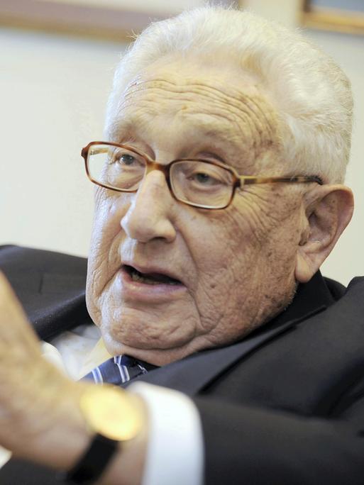 Der US-Diplomat und Politiker Henry Kissinger gestikulierend während eines Gesprächs