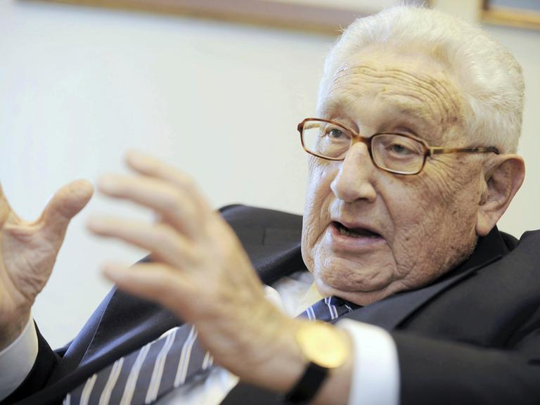 Der US-Diplomat und Politiker Henry Kissinger gestikulierend während eines Gesprächs