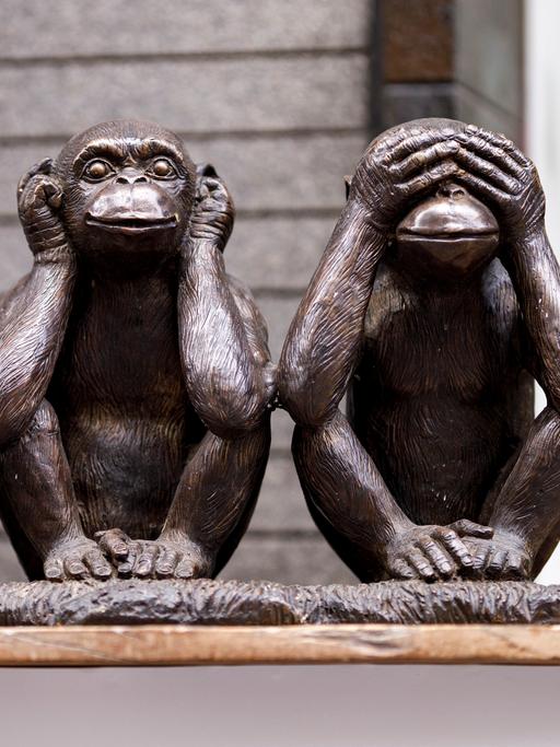 Drei bronzene Affen, die gemeinhin das Ausblenden von Informationen symbolisieren: Einer hört nichts, einer sieht nichts, einer sagt nichts. 
