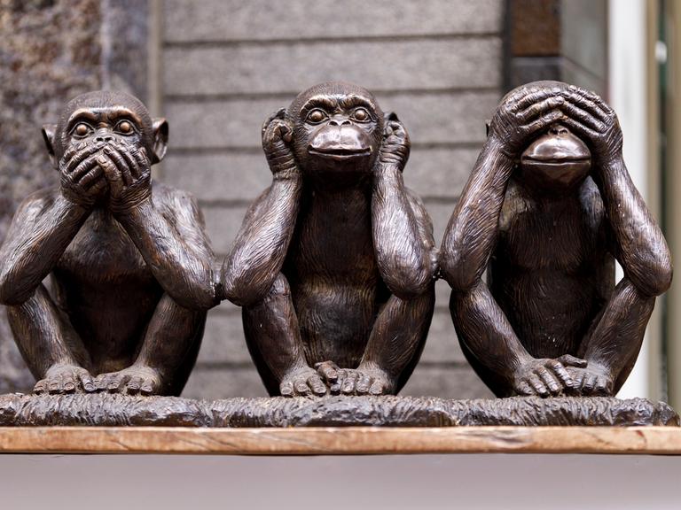 Drei bronzene Affen, die gemeinhin das Ausblenden von Informationen symbolisieren: Einer hört nichts, einer sieht nichts, einer sagt nichts. 