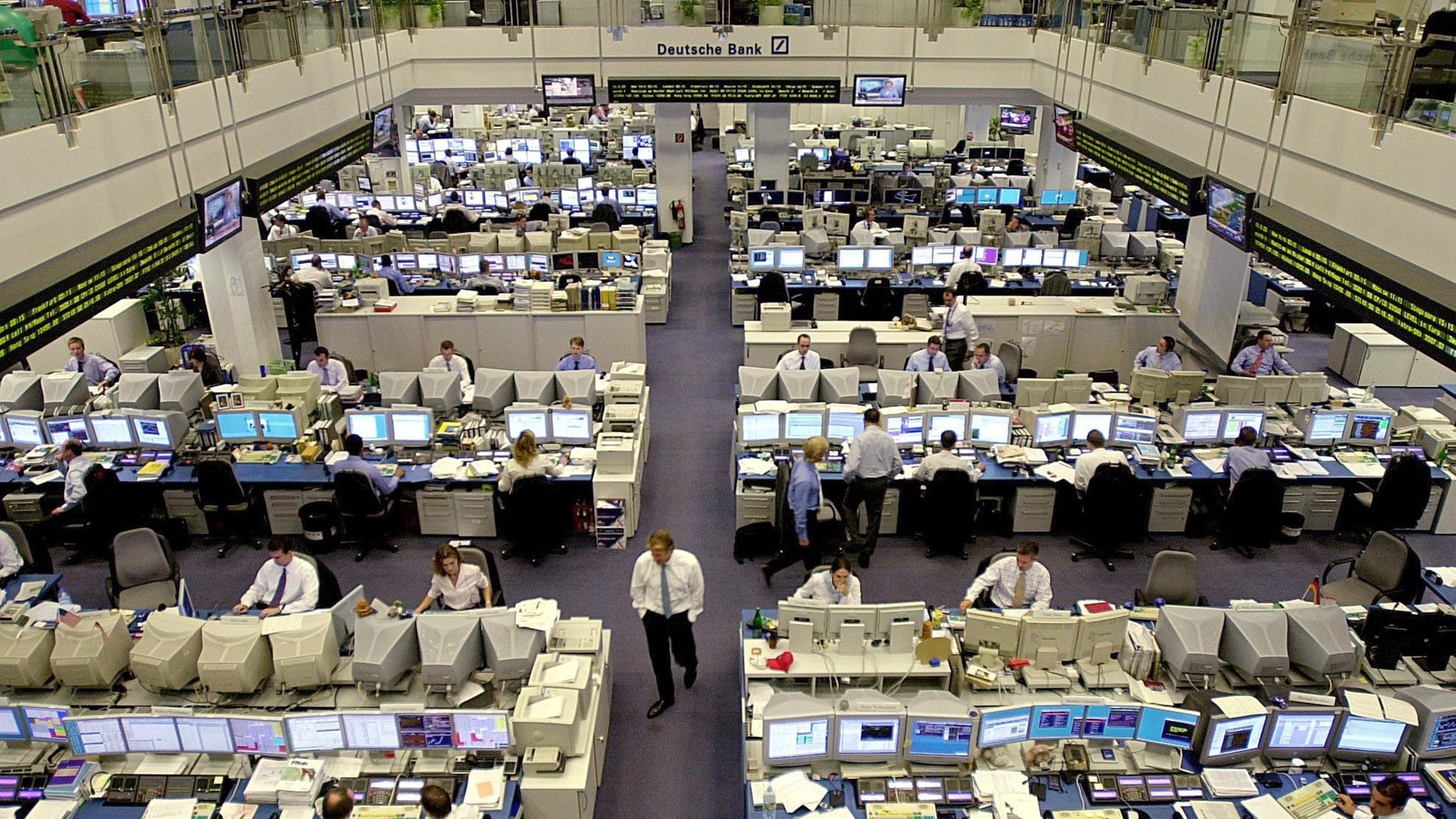 Bankkaufmänner an ihren Computerarbeitsplätzen des Großraumbüros im Händlerraum der Deutschen Bank in Frankfurt am Main, aufgenommen am 20.8.2003.