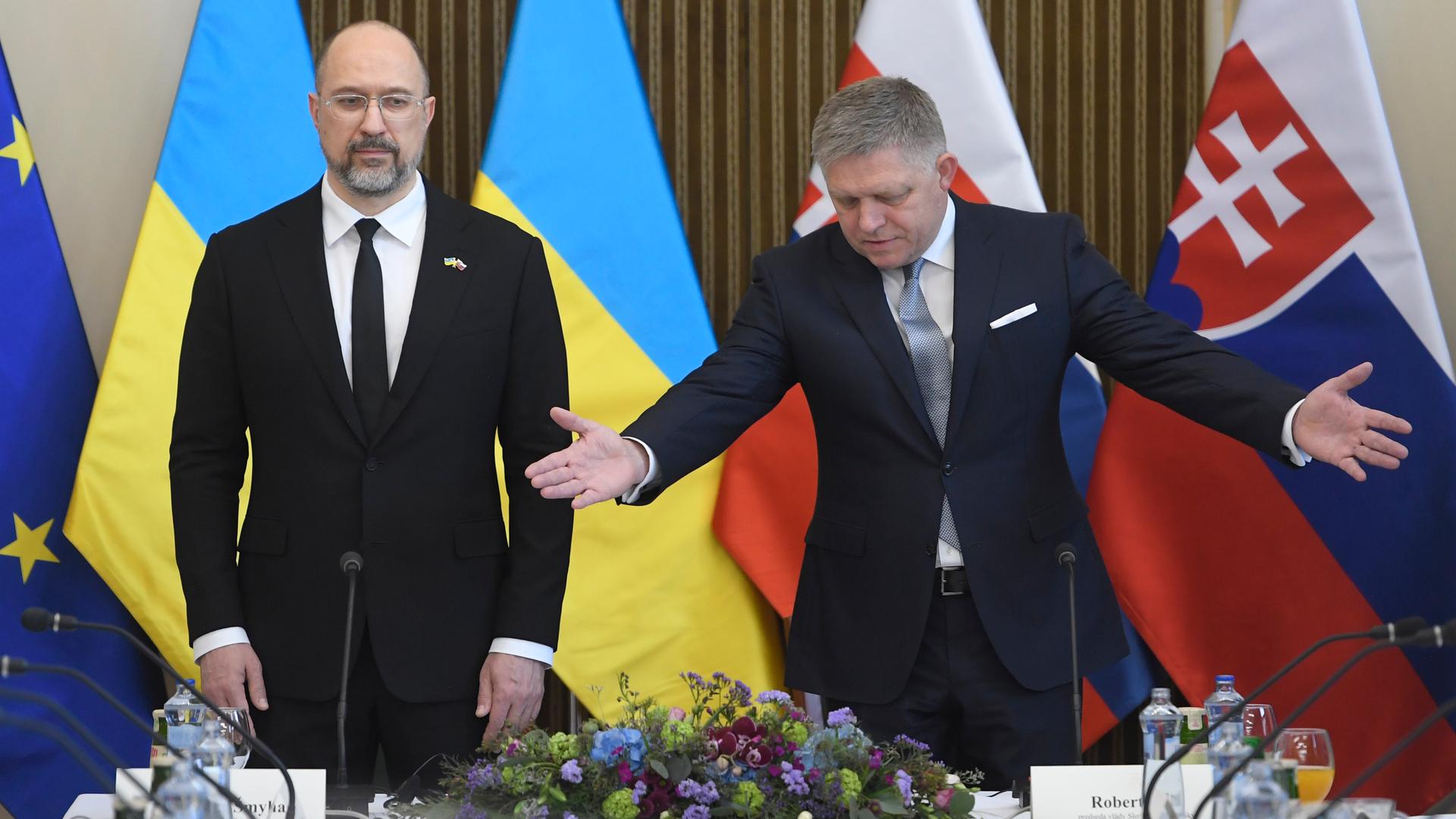Der slowakische Regierungschef Robert Fico (r.), begrüßt Denys Schmyhal, Ministerpräsident der Ukraine, bei einem Treffen in der Ostslowakei.