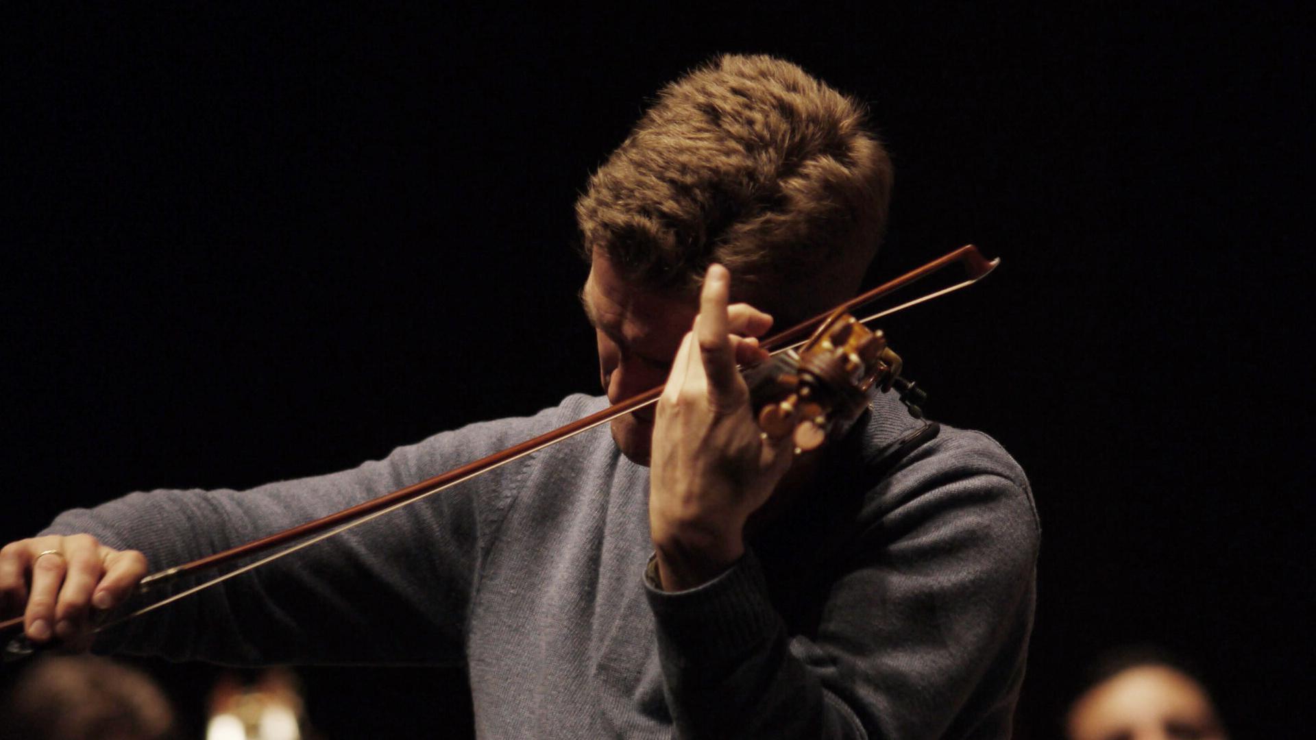 Der Hamburger Geiger Christian Tetzlaff spielt Violine. 