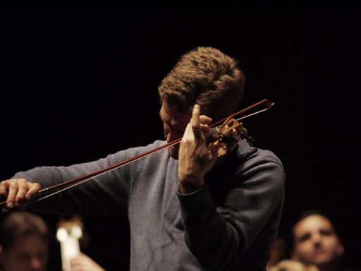 Der Hamburger Geiger Christian Tetzlaff spielt Violine. 