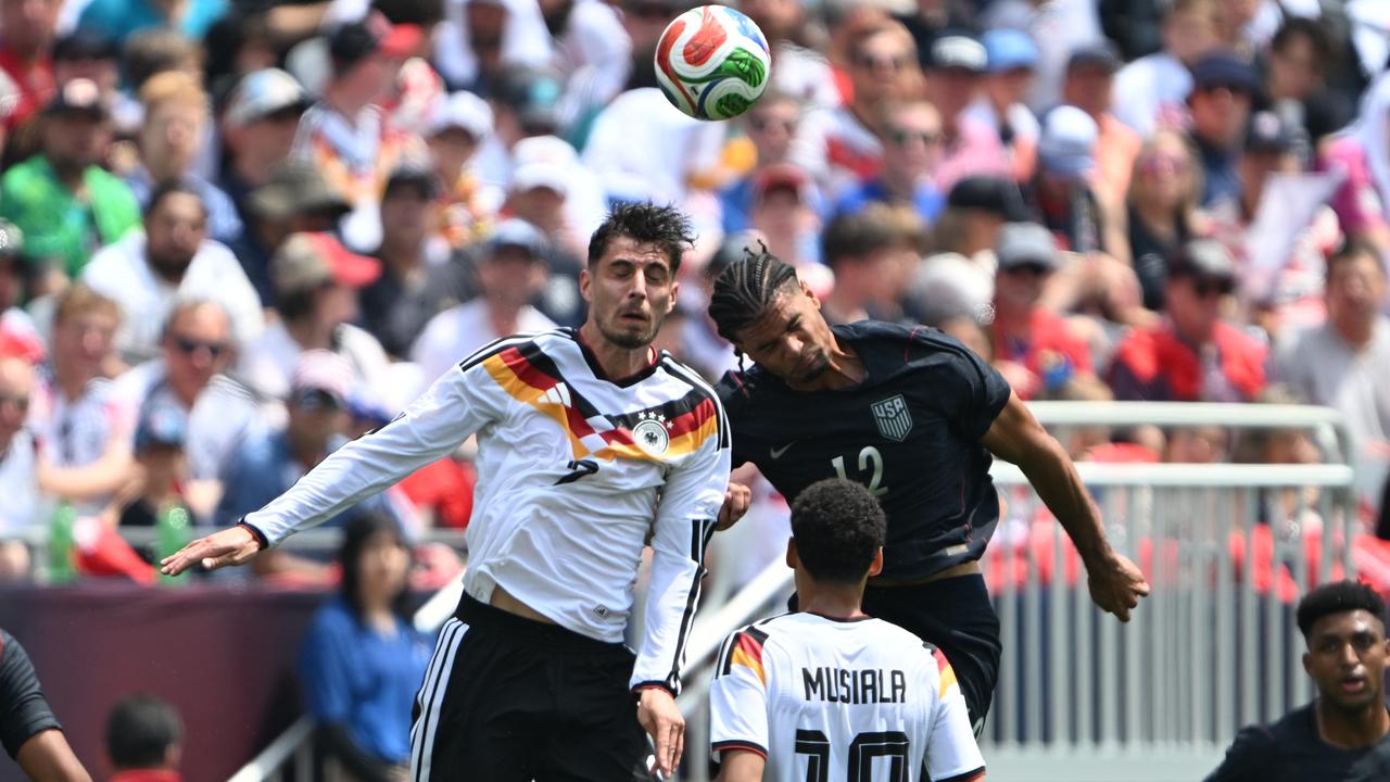 Kai Havertz (Deutschland) in Aktion gegen Miles Robinson (r, USA)