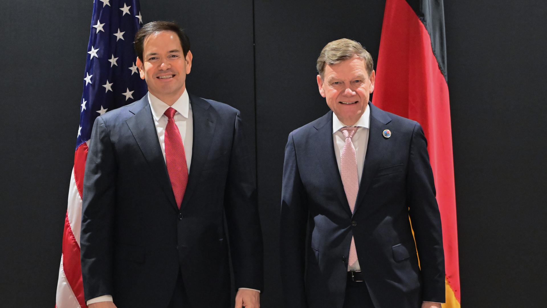 US-Außenminister Marco Rubio und Bundesaußenminister Johann Wadephul stehen nebeneinander, hinter ihnen die Landesflaggen. US-Außenminister Marco Rubio und Bundesaußenminister Johann Wadephul stehen nebeneinander, hinter ihnen die Landesflaggen.