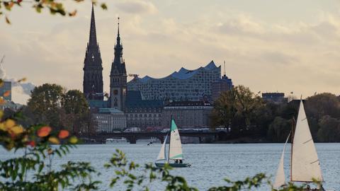 Blick über das Wasser Richtung Hamburg lassen unter anderem das Rathaus und die Elbphilharmonie erkennen.