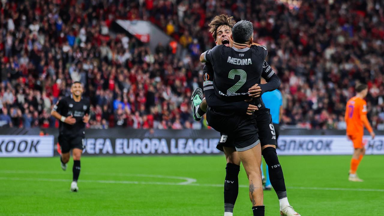Facundo Medina vom Bayer Leverkusen freut sich über sein Tor zum 2:0 mit Afonso Moreira.
      