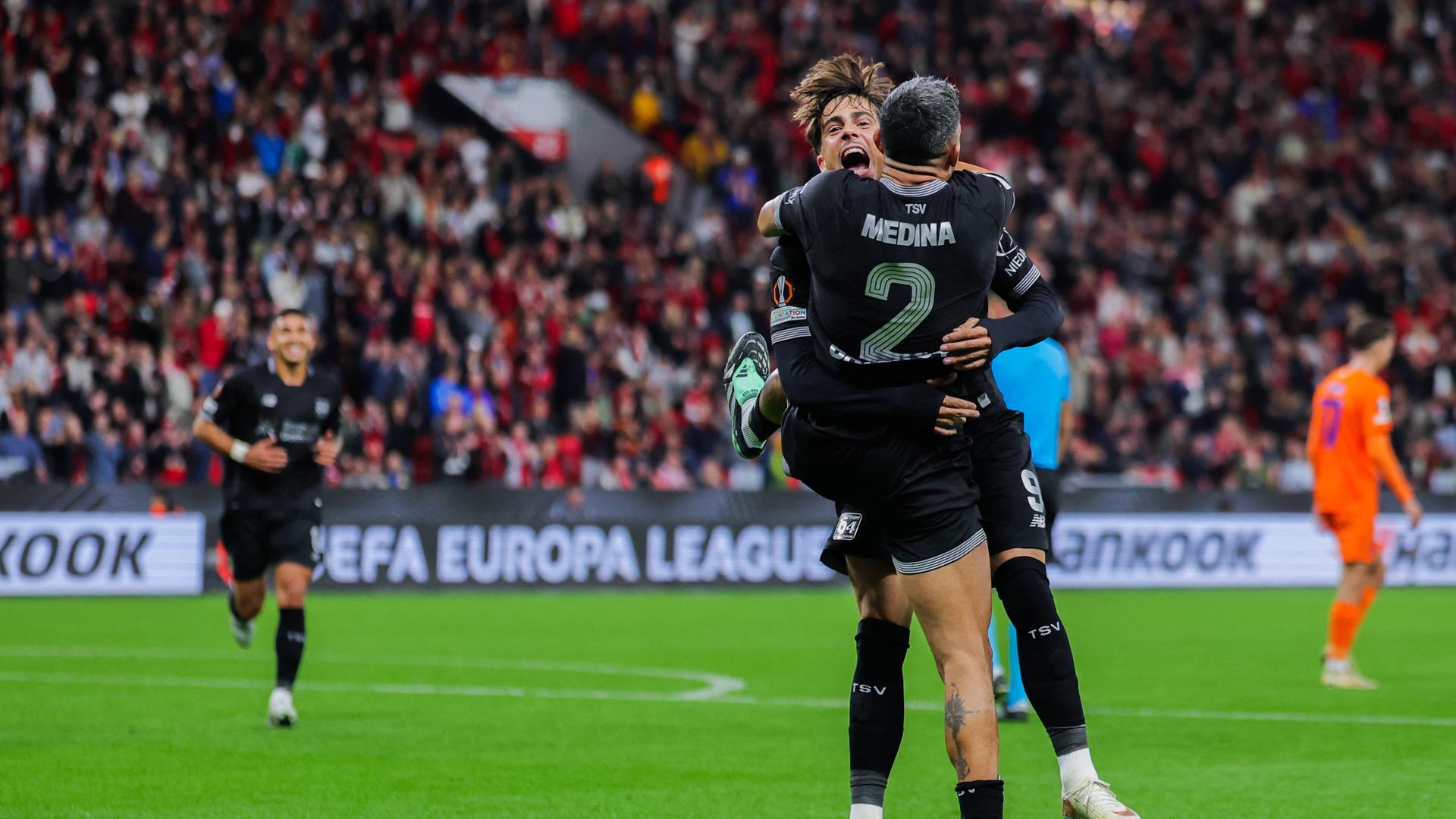 Facundo Medina vom Bayer Leverkusen freut sich über sein Tor zum 2:0 mit Afonso Moreira.
      