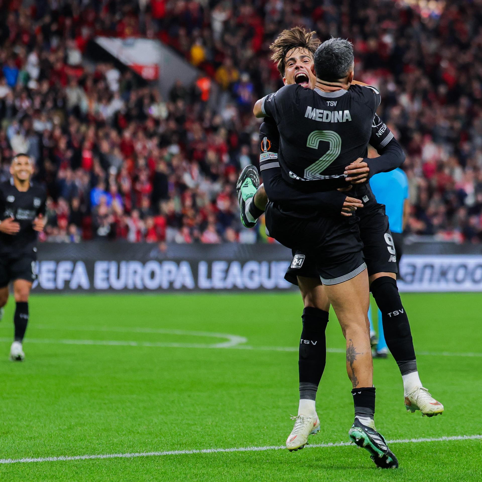 Facundo Medina vom Bayer Leverkusen freut sich über sein Tor zum 2:0 mit Afonso Moreira. 
