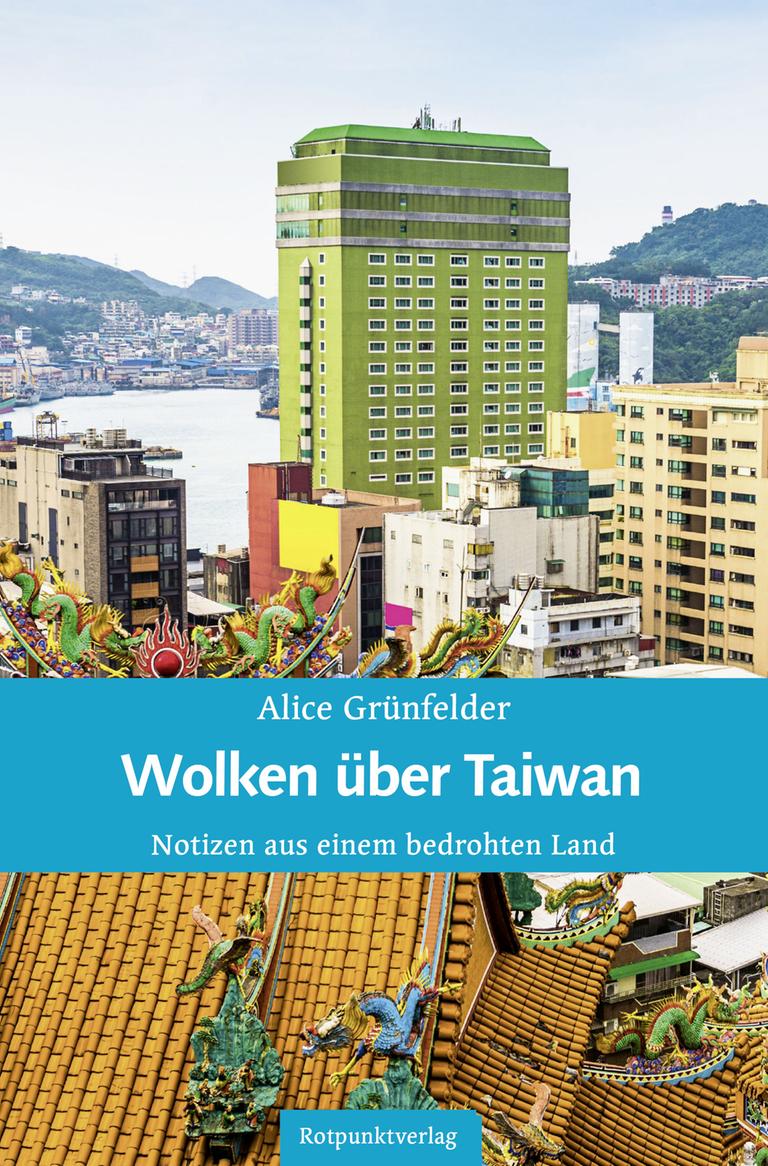 Das Cover des Buchs „Wolken über Taiwan“ von Alice Grünfelder zeigt eine Stadt mit Wolkenkratzern und traditionellen chinesischen Häusern.
