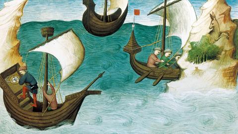 Marco Polo: Buch der Wunder der Welt aus dem 15. Jahrhundert. Ein farbiger Stich zeigt drei Segelboote auf dem Meer.