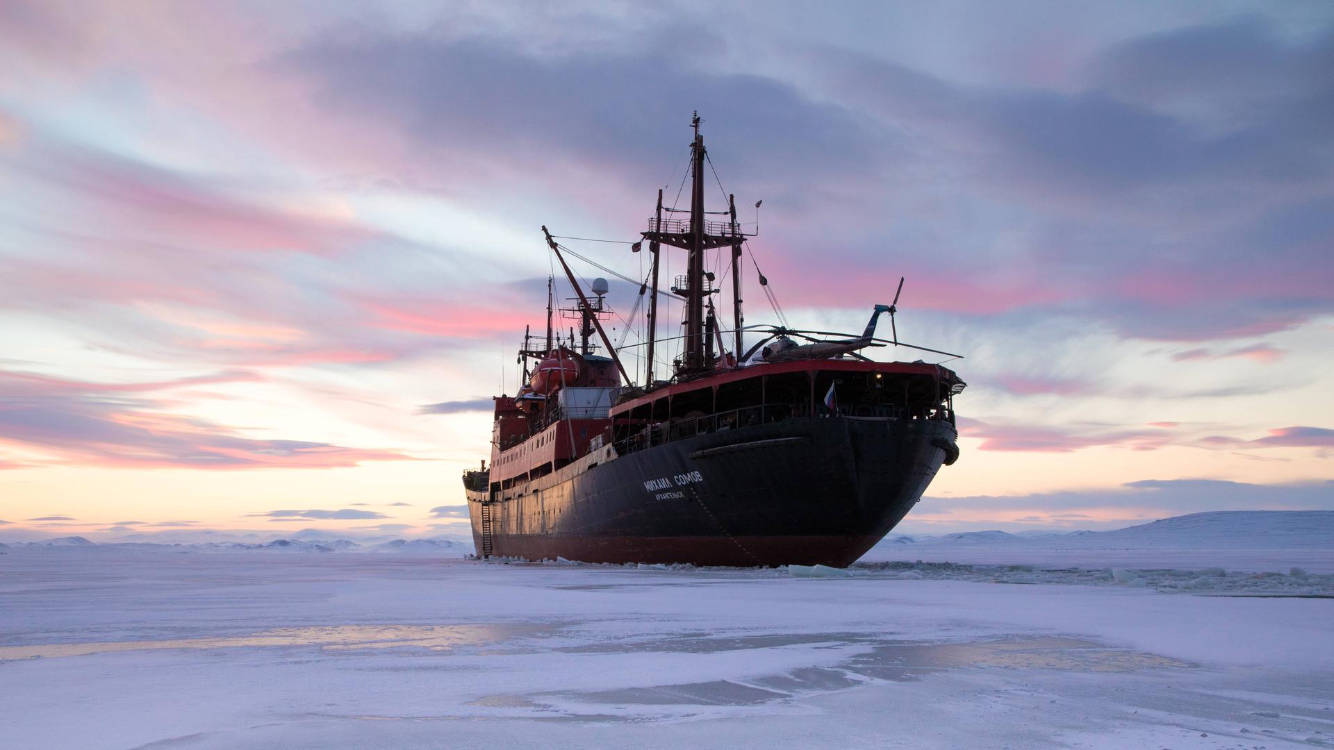 Auf diesem Bild ist das Forschungs- und Expeditionsschiff Mikhail Somov zu sehen, das in der Vilkitsky-Straße zwischen dem russischen Festland und dem Sewernaja-Semlja-Archipel im Arktischen Ozean im Eis festsitzt. 