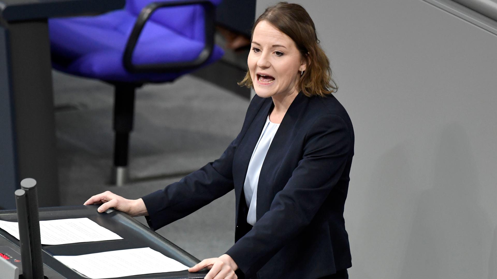 Annika Klose am Rednerpult des Deutschen Bundestages