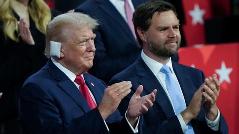 Präsidentschaftskandidat Donald Trump und sein Vize J.D. Vance klatschend auf dem Parteitag der Republikaner. 