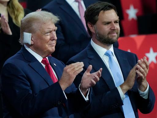 Präsidentschaftskandidat Donald Trump und sein Vize J.D. Vance klatschend auf dem Parteitag der Republikaner. 