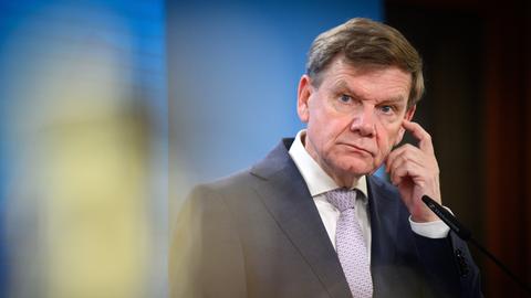 Johann Wadephul (CDU), Außenminister, schaut nachdenklich.