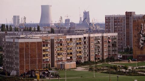 Blick auf die Plattenbauten in Rostock-Lichtenhagen. Dahinter das Kraftwerk von Rostock.