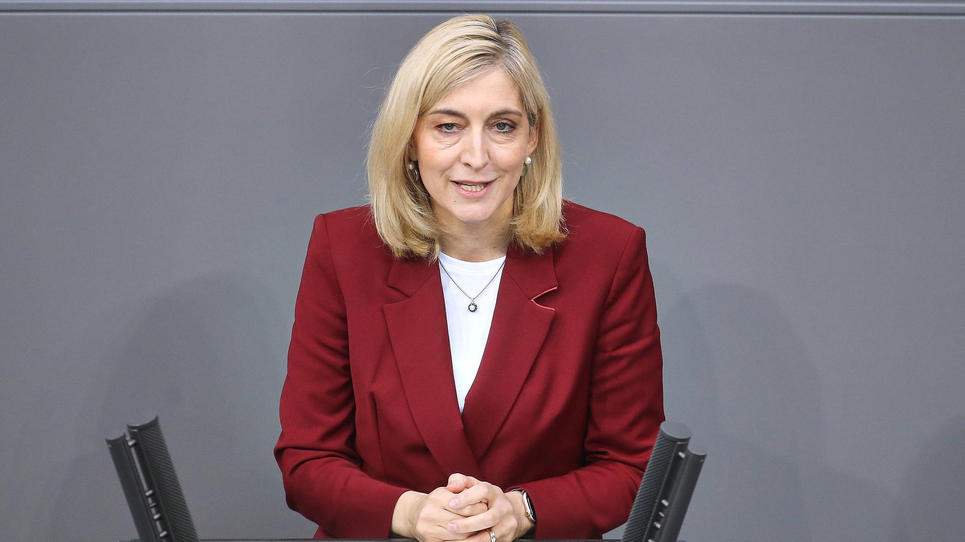 Gesundheitsministerin Nina Warken spricht am Rednerpult des Bundestags. Gesundheitsministerin Nina Warken spricht am Rednerpult des Bundestags.