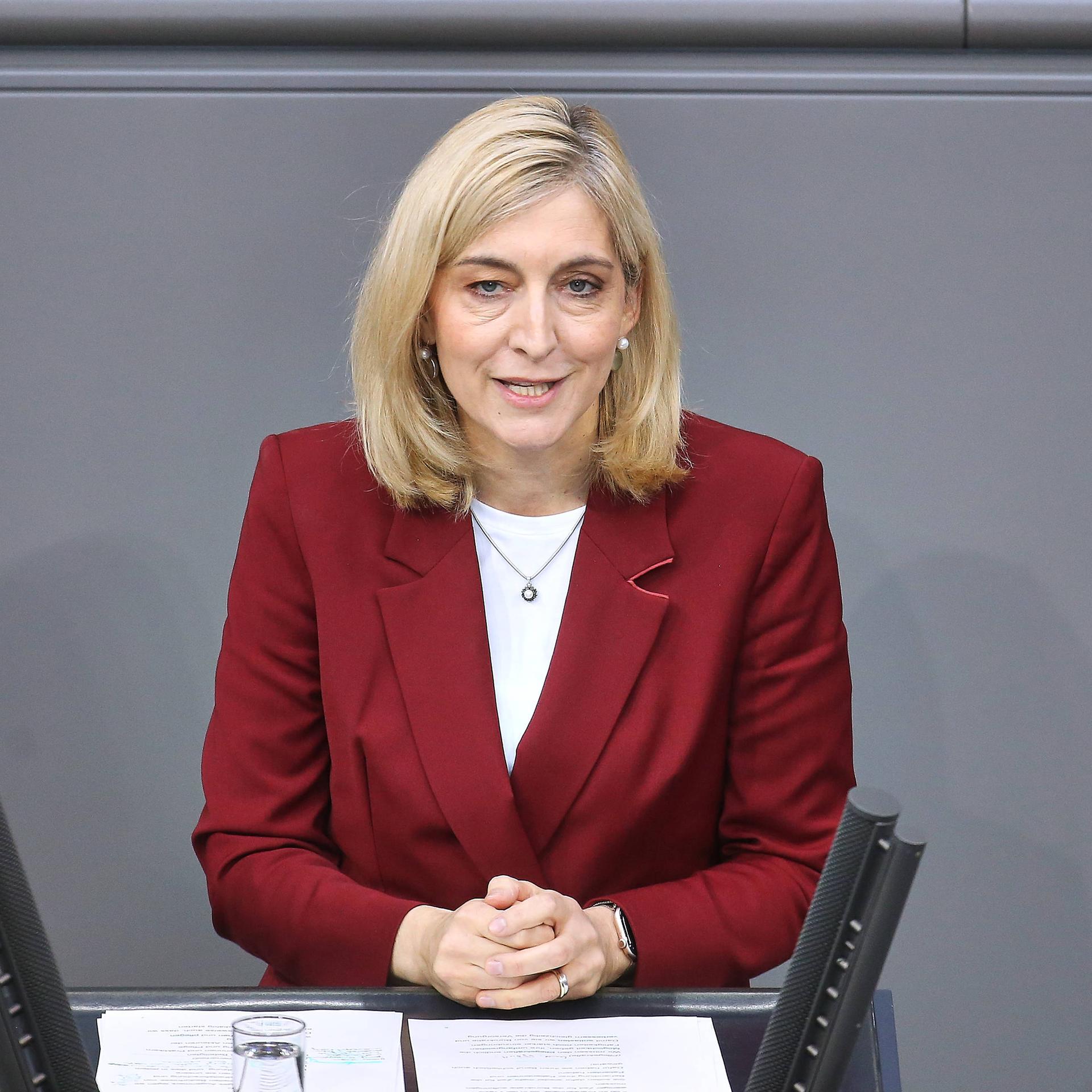 Gesetzliche Krankenversicherung - Gesundheitsministerin will Krankenkassenbeiträge stabil halten