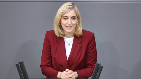 Gesundheitsministerin Nina Warken spricht am Rednerpult des Bundestags.