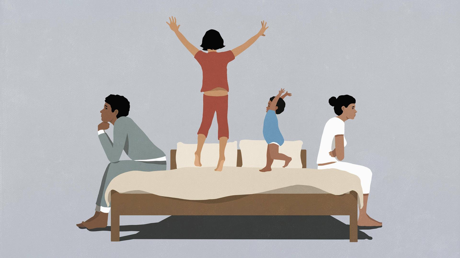 Kinder spielen und springen auf einem Bett, während die Eltern frustiert auf der Bettkante sitzen.